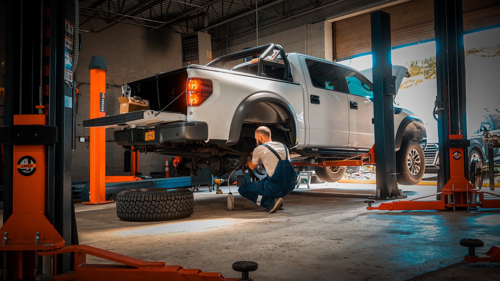 Wide view of the FIX SERVICE shop floor